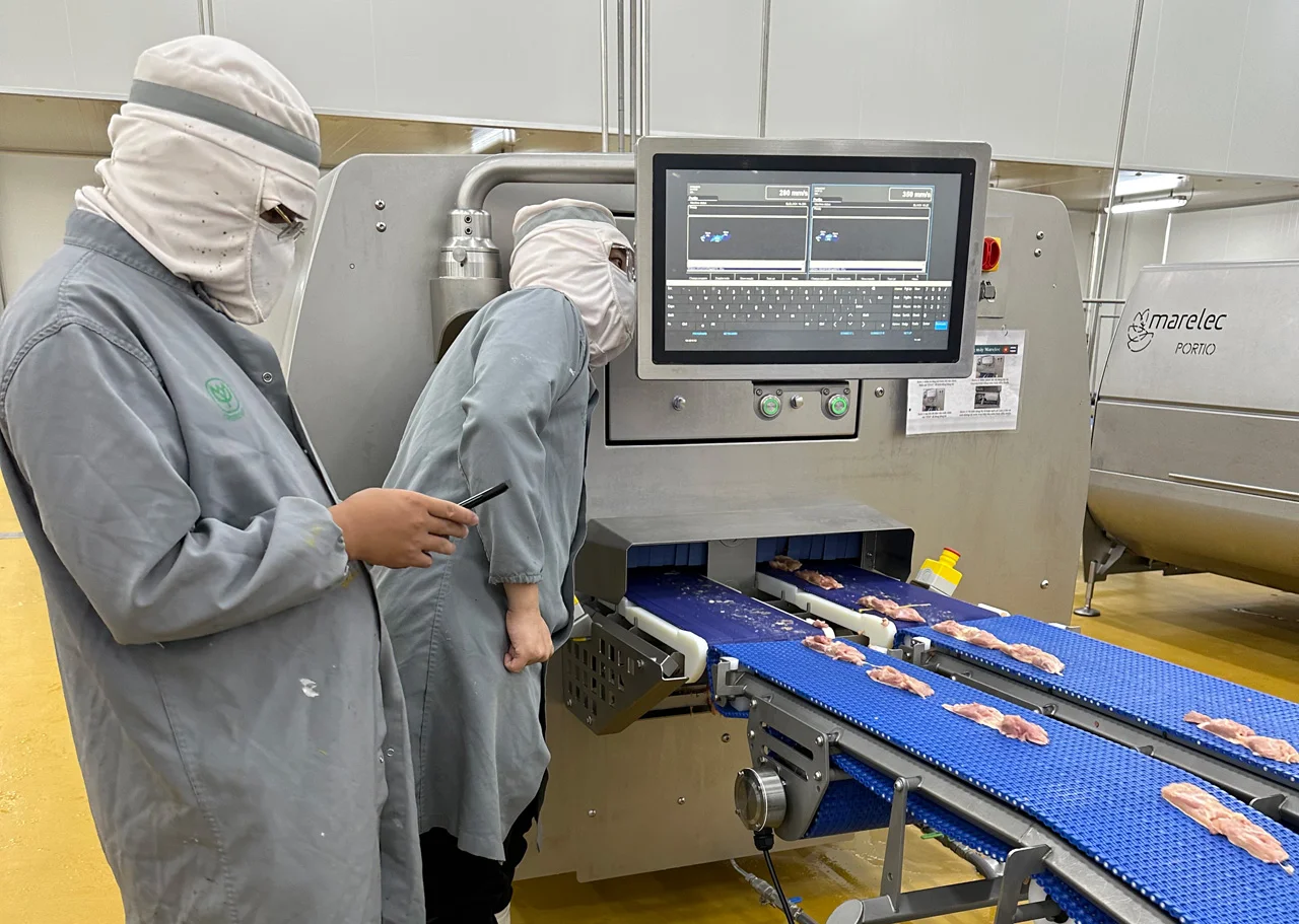 CleanOps™ Edelstahl-Panel-PC im Einsatz an einer Lebensmittel- & Pharma-Washdown-Hauptlinie